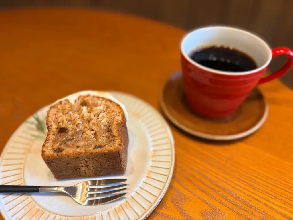 「PERCH」のキャロットケーキとコーヒー