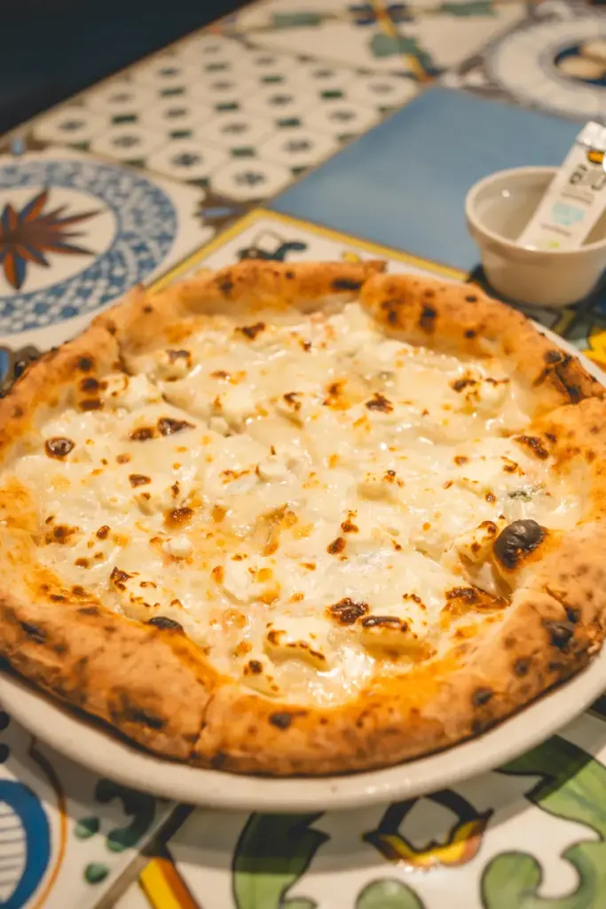 pizzeriaHiroクアトロフォルマッジ