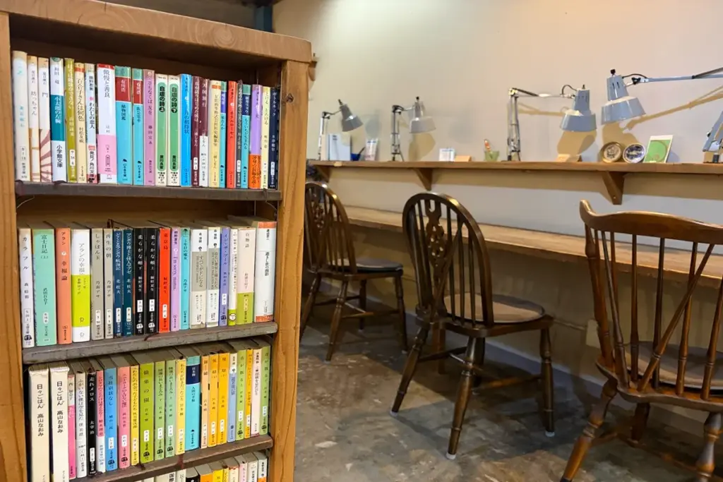 「ぷろぽ」の本棚とカウンター席