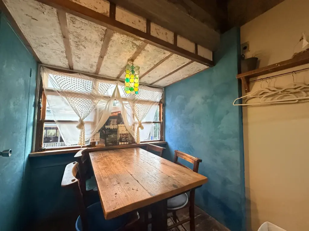 「ぷろぽ」の4人掛けのテーブル