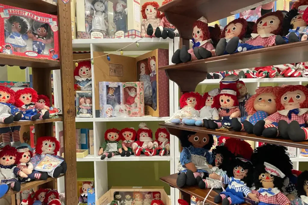 貴重なコレクションが棚いっぱいに並ぶ