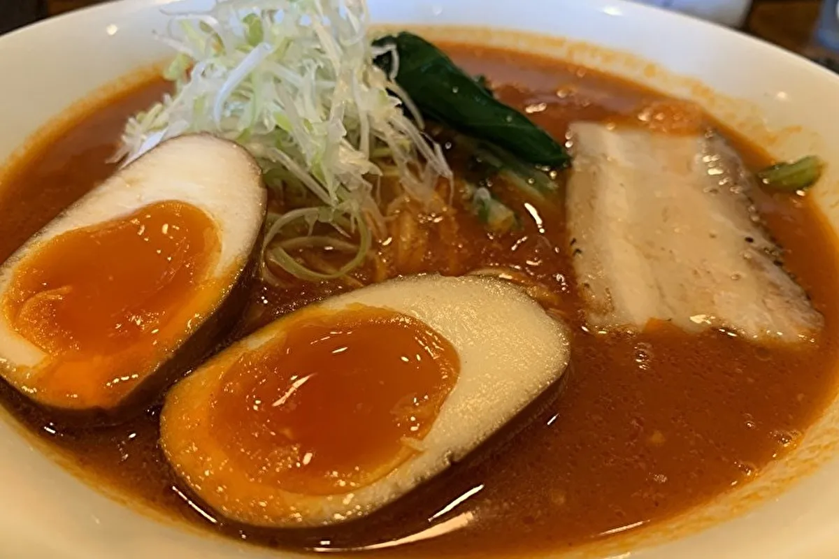 灘区篠原中町「らぁめん神戸たろう六甲店」で、店舗限定メニューの「極みチャーシュートマトラーメンセット」をいただきました♪