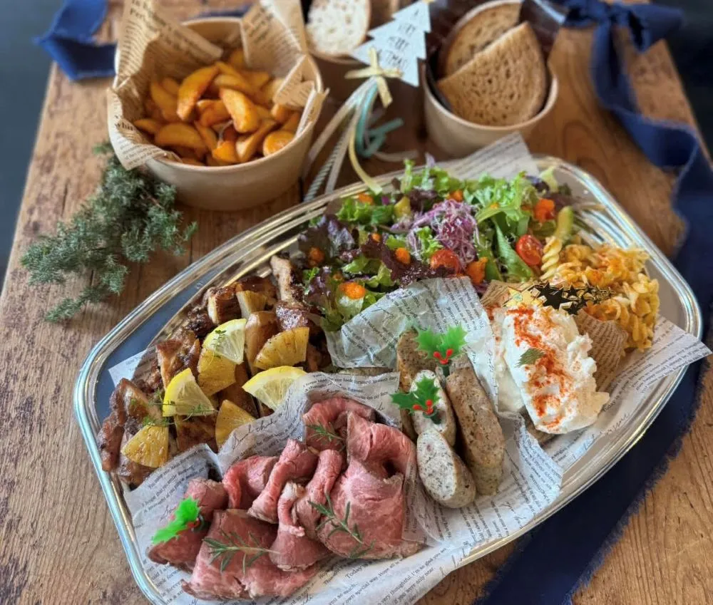 箕面船場｜BBQチキン・ローストビーフ・ハーブソーセージなど豪華メニューが盛りだくさん｜人気カフェRicoのChristmasプレート｜テイクアウト