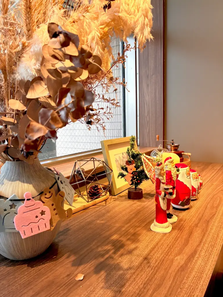 窓際のクリスマスディスプレイ