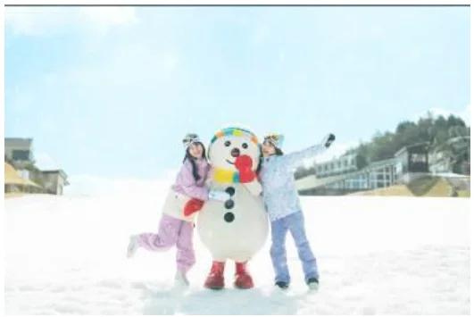 六甲山スノーパーク 雪だるまと女の子