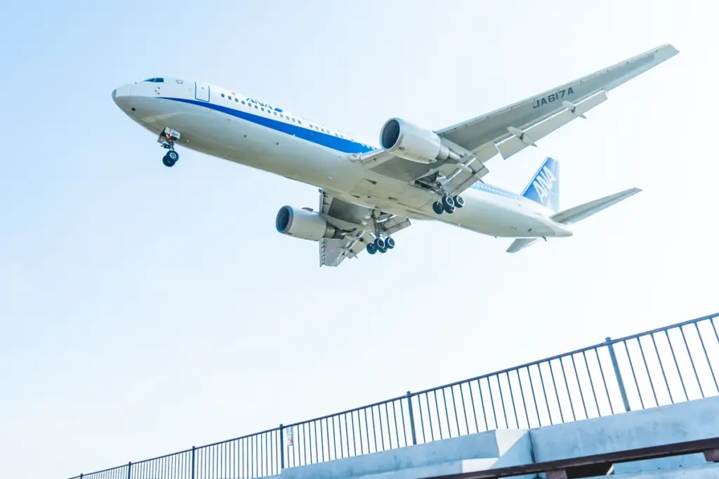 千里川土手 観覧席と飛行機