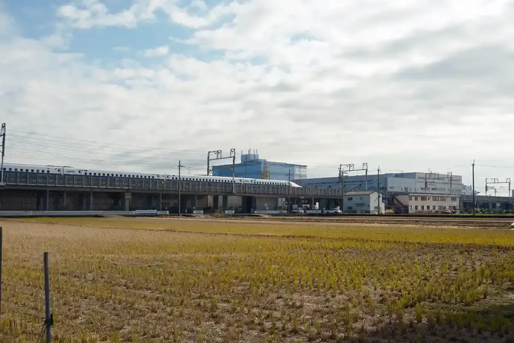 向日市 田園風景の中を颯爽と走る新幹線