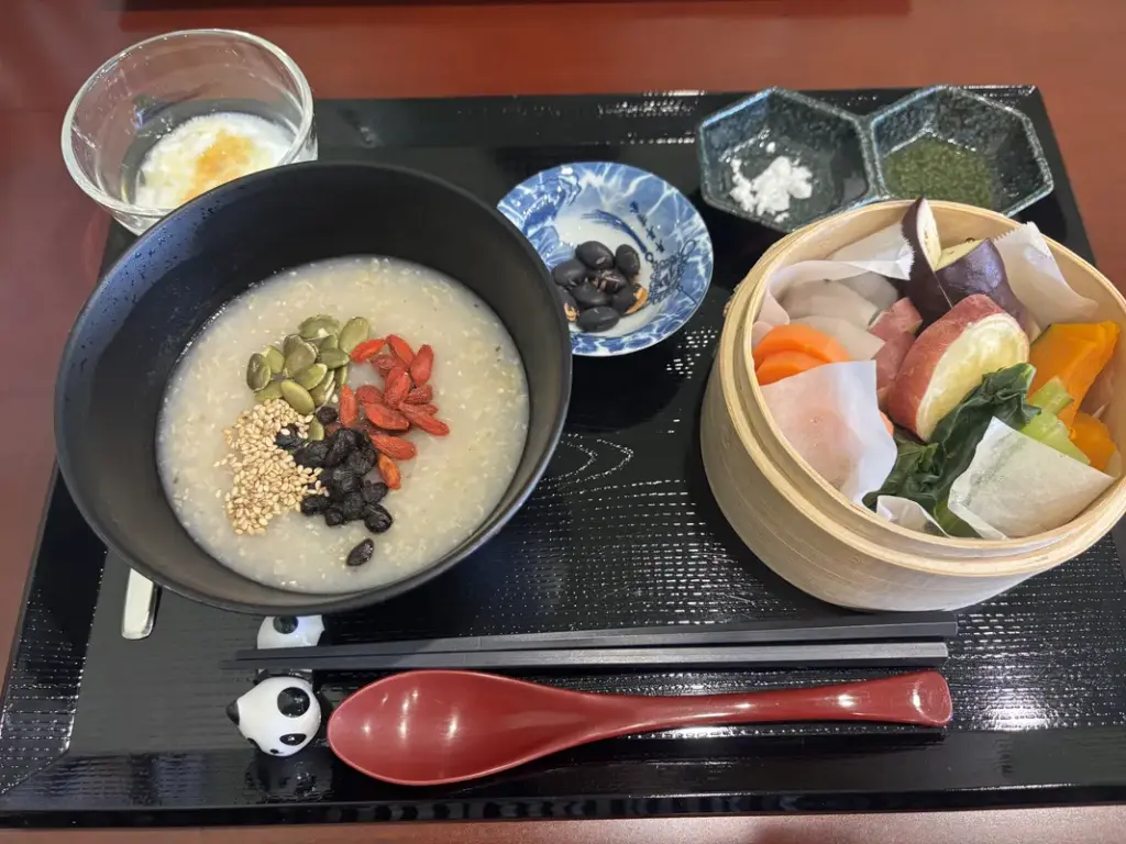 薬膳カフェ「Shin Shin」の薬膳粥ランチ