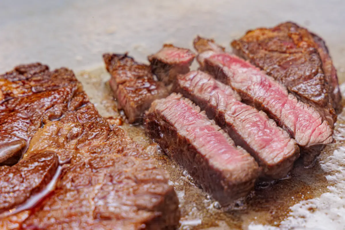 「Delicious Kitchen EMONDEL」の「新春ファミリーランチブッフェ」メニューのステーキ