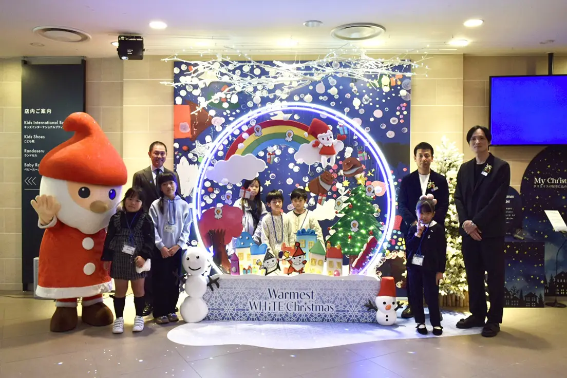 阪急うめだ本店で、子どもたち考案のクリスマスフォトスポット「スノードーム」の展示がスタート