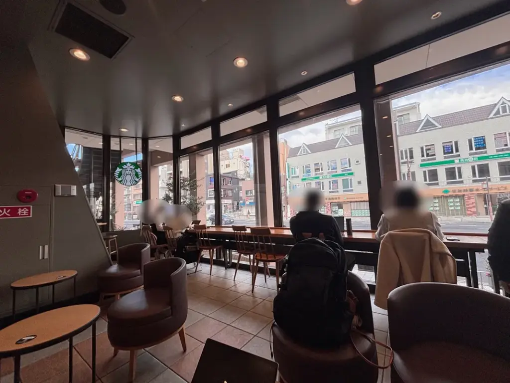 「STARBUCKS COFFEE 摂津本山岡本ビル店」の内観