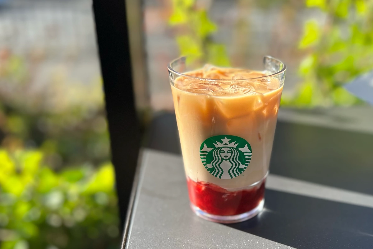 吹田山田の「スターバックス」で、「ジョイフルメドレー 苺 ミルク ティー」をオーダー♪