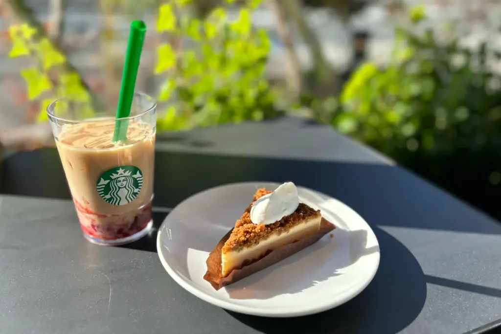 スターバックスコーヒー 吹田山田店 ジョイフルメドレー 苺 ミルク ティー ナッツ&キャラメルチーズケーキ