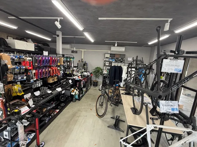 西向日駅前すぐ。大きなペンギンの看板が目印“サミットサイクル”は、頼れるおしゃれな まちの自転車屋さん