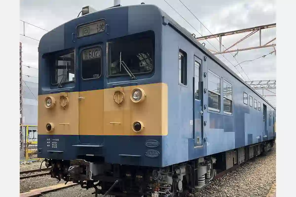 JRの車両のクモヤ145系を前方斜めから撮影した写真