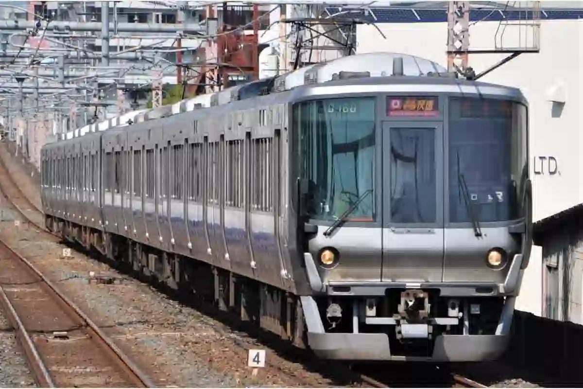 JRの車両223系を前方から撮影した写真