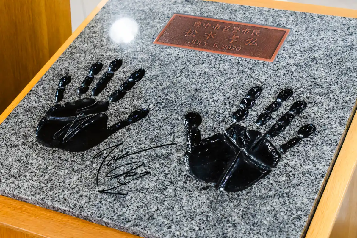 【豊中駅すぐ】B’z松本孝弘さんゆかりの品々を展示中！！