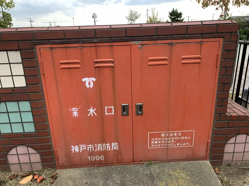 鶴甲公園　レンガの車2