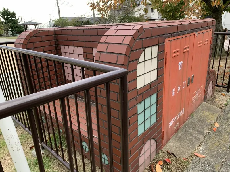 鶴甲公園　レンガの車3