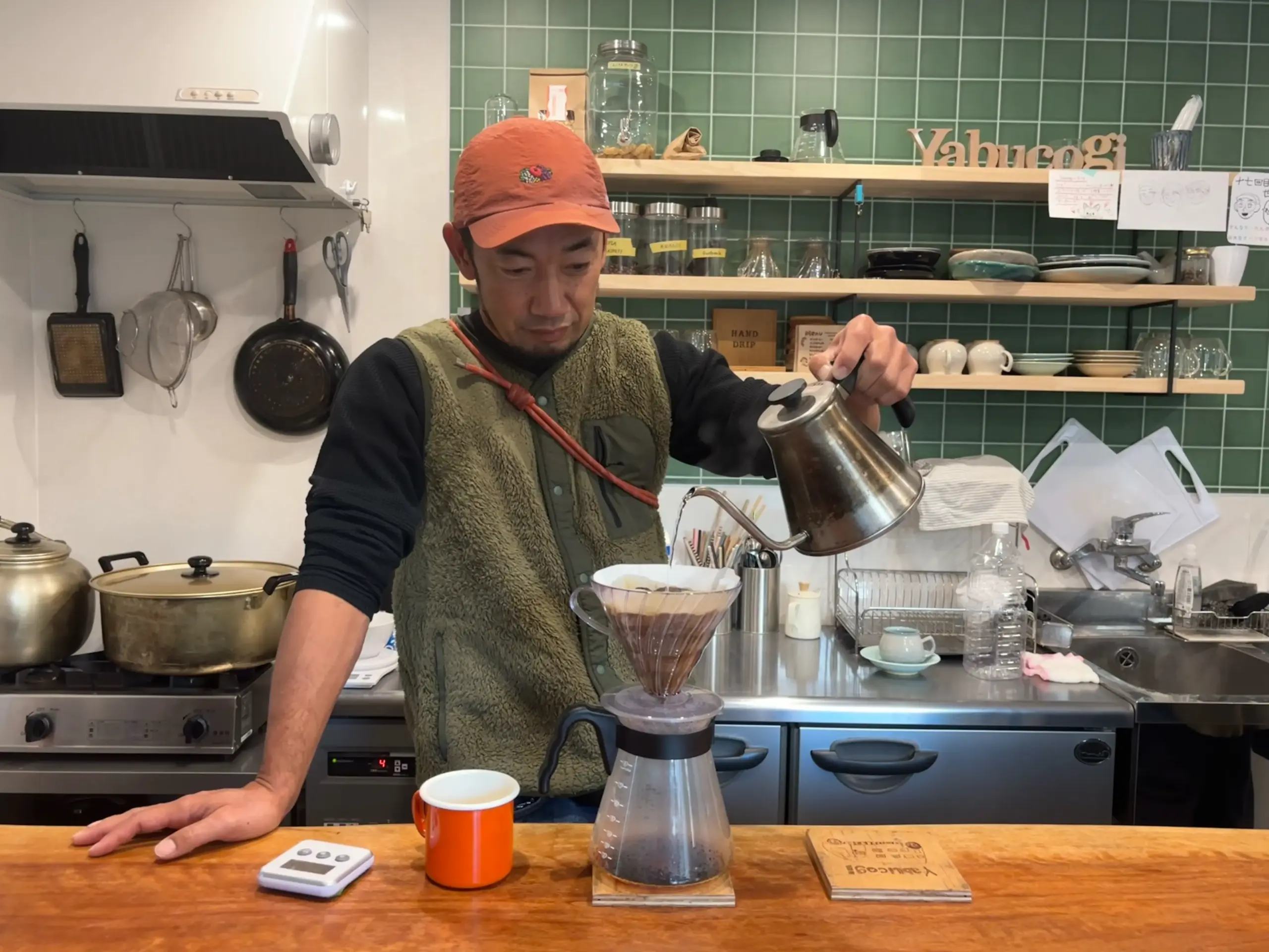 大人も子どもも入り交じる“町のリビング”のような存在。大山崎のフリースクール「Yabucogi」が営むアットホームな交流カフェ