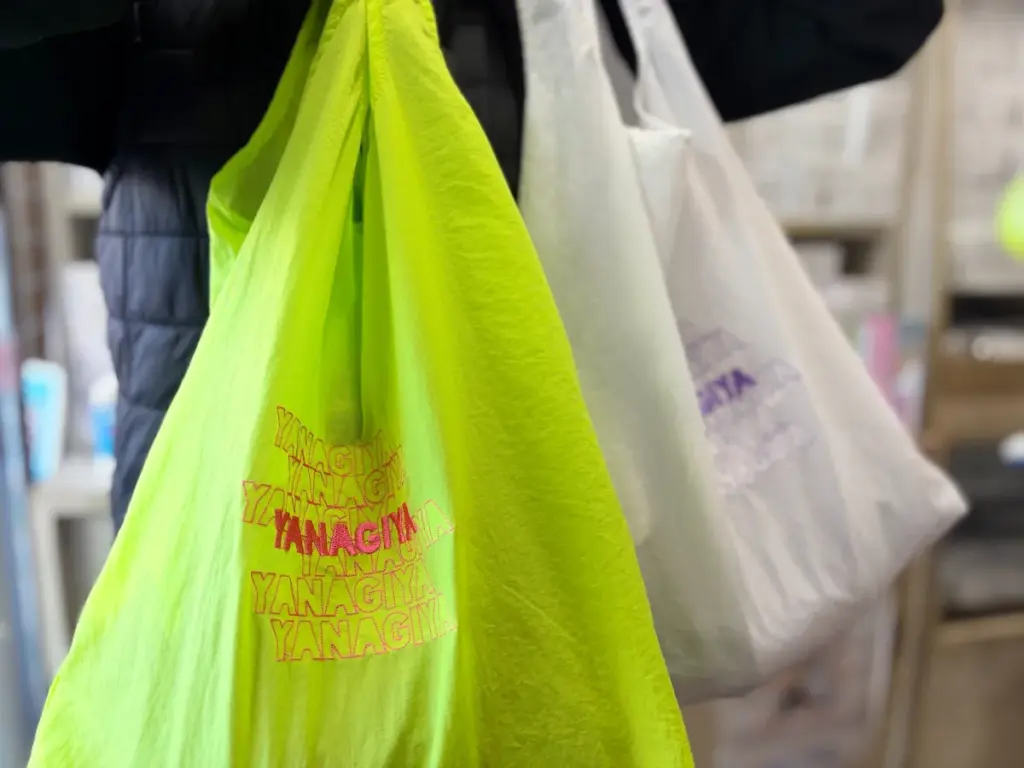 「YANAGIYA」のエコバッグの使用イメージ