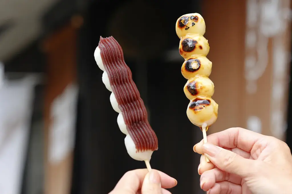 写真左から「餡だんご」150円、「みたらし団子」150円