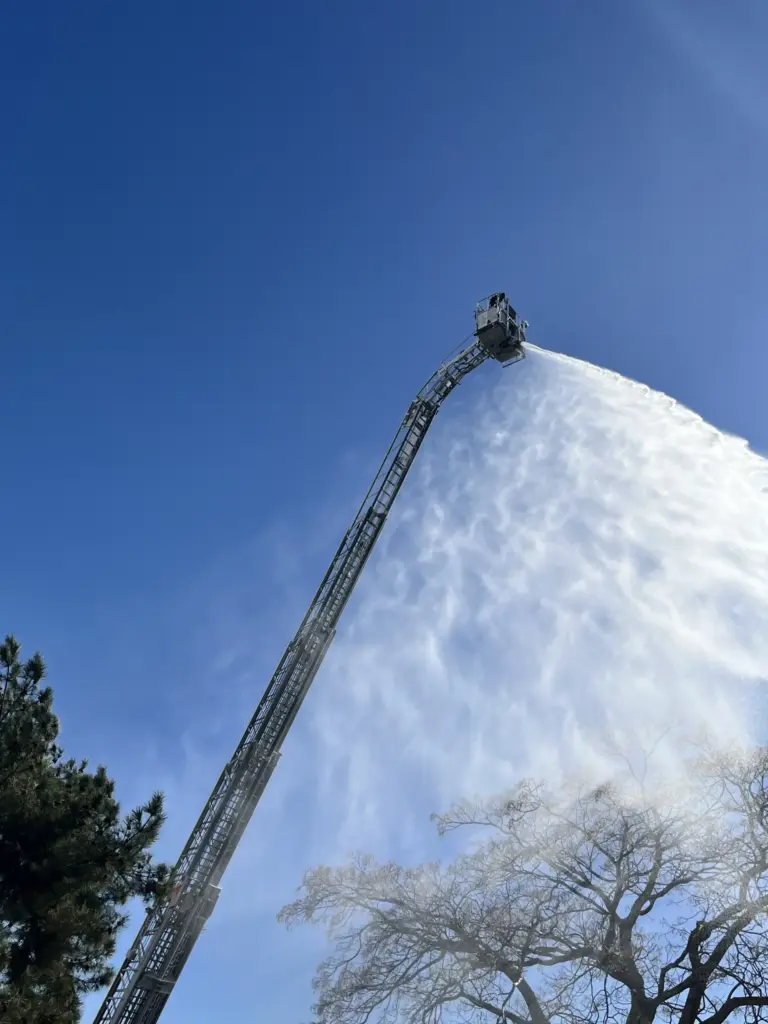 はしご車からの一斉放水2
