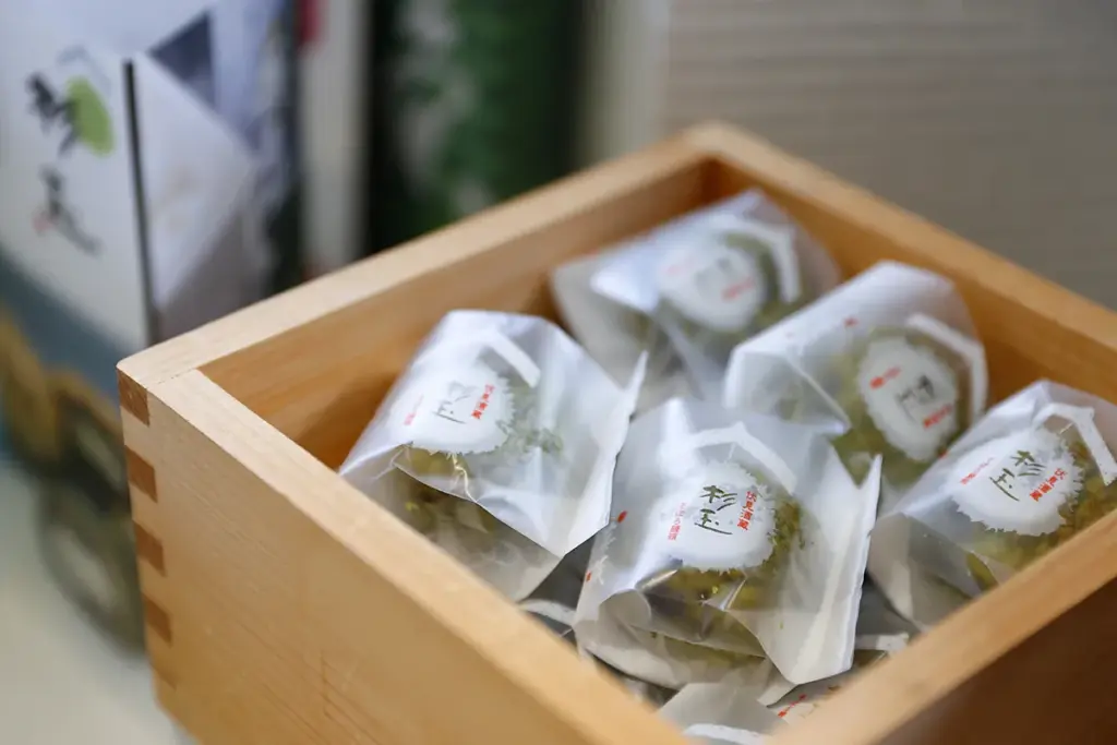 「杉玉 そぼろ饅頭」1個 162円