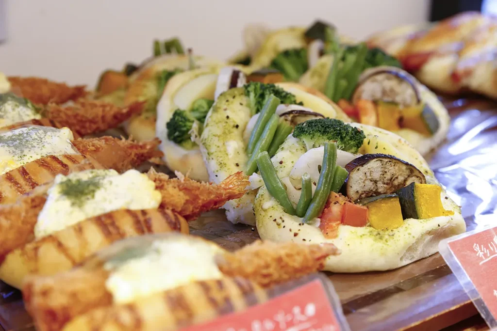 (写真左から)「彩り野菜とバジルソースのフォカッチャ」テイクアウト291円・イートイン297円、「第3のメロンパン」テイクアウト291円・イートイン297円