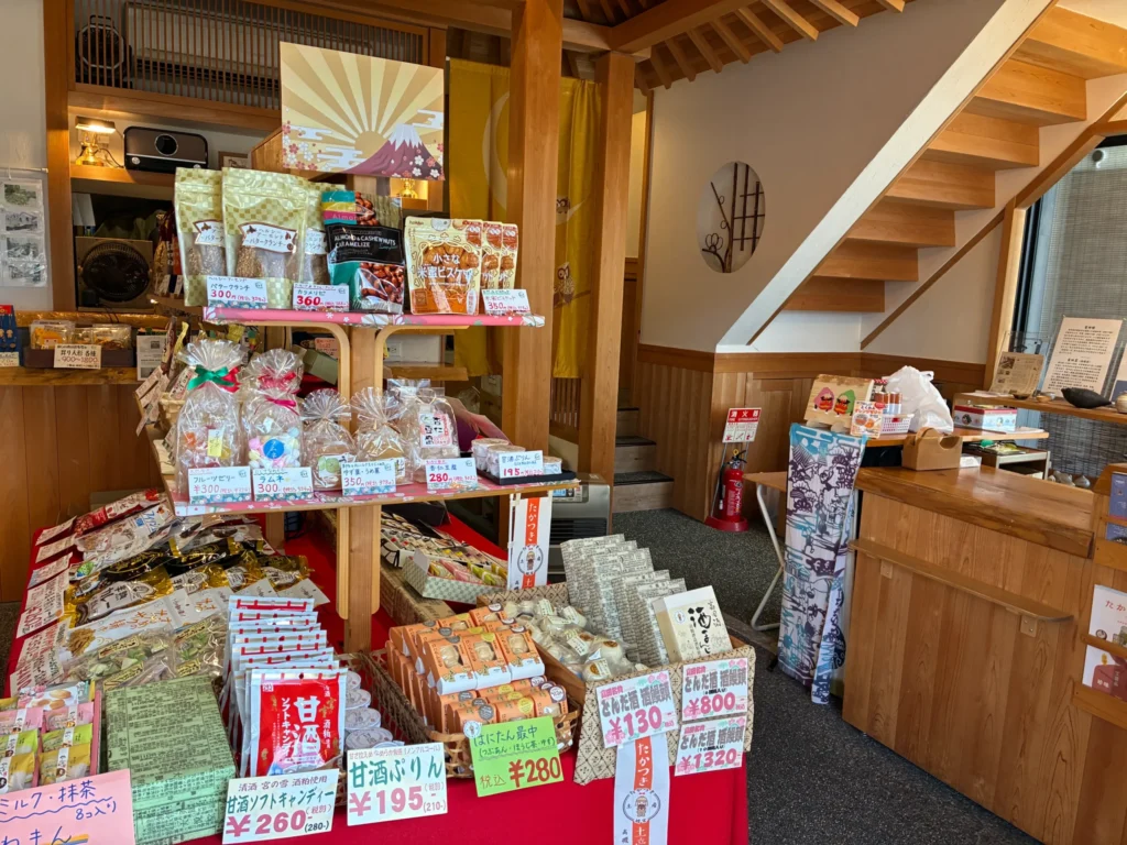 おみやげ処笹井屋、店内