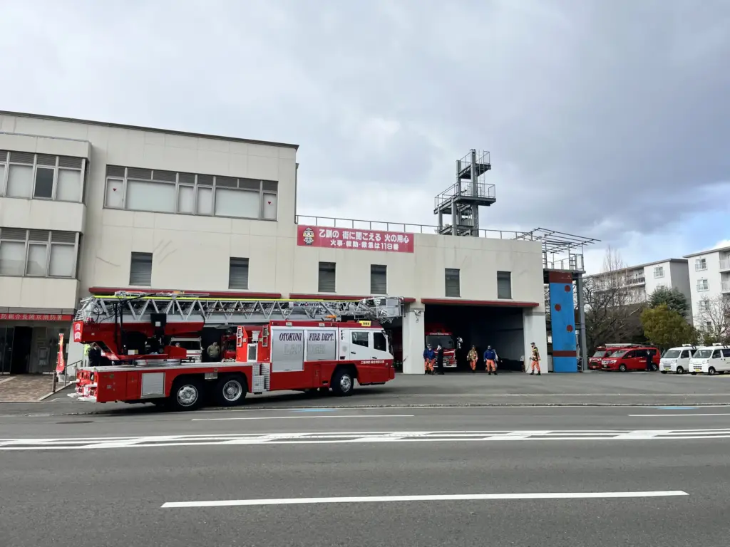 消防署へ帰るはしご車