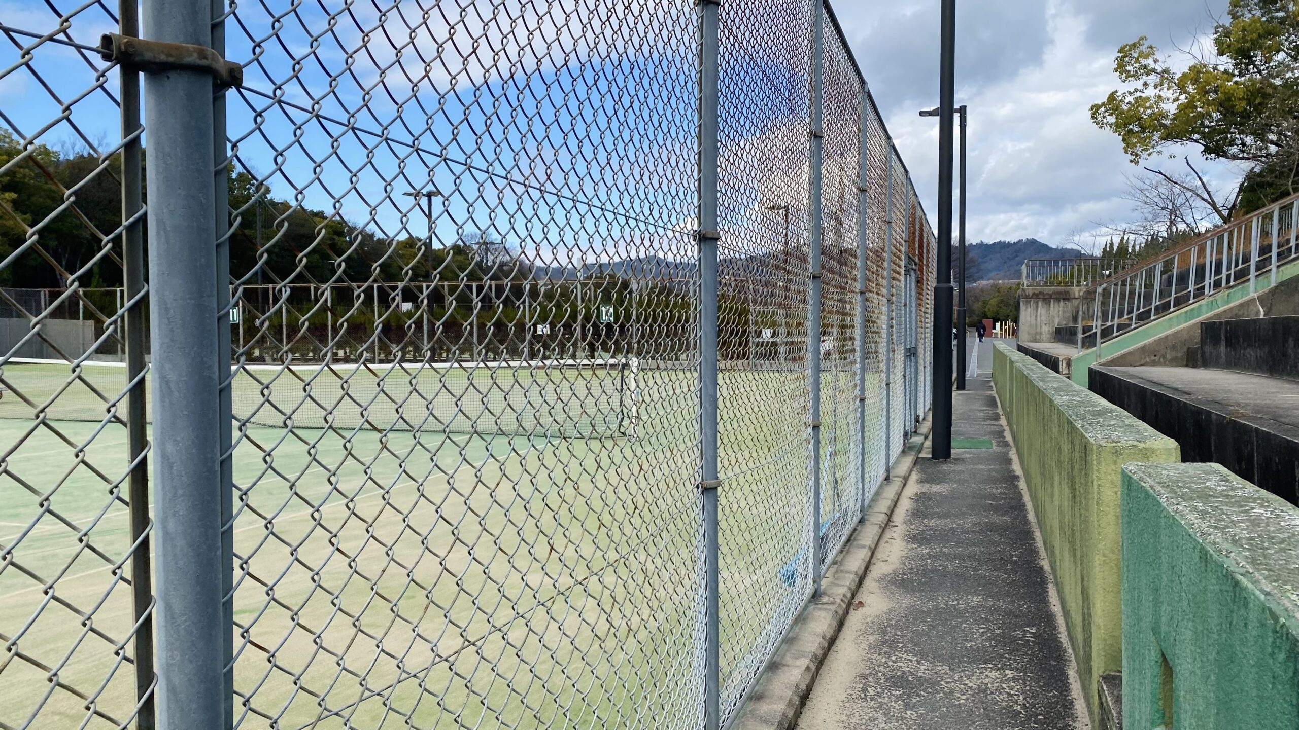 【桂】休日の気分転換に“小畑川中央公園テニスコート”