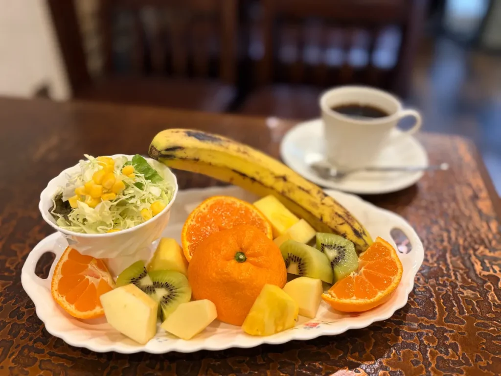 「珈琲屋コロンビア」のフルーツモーニング
