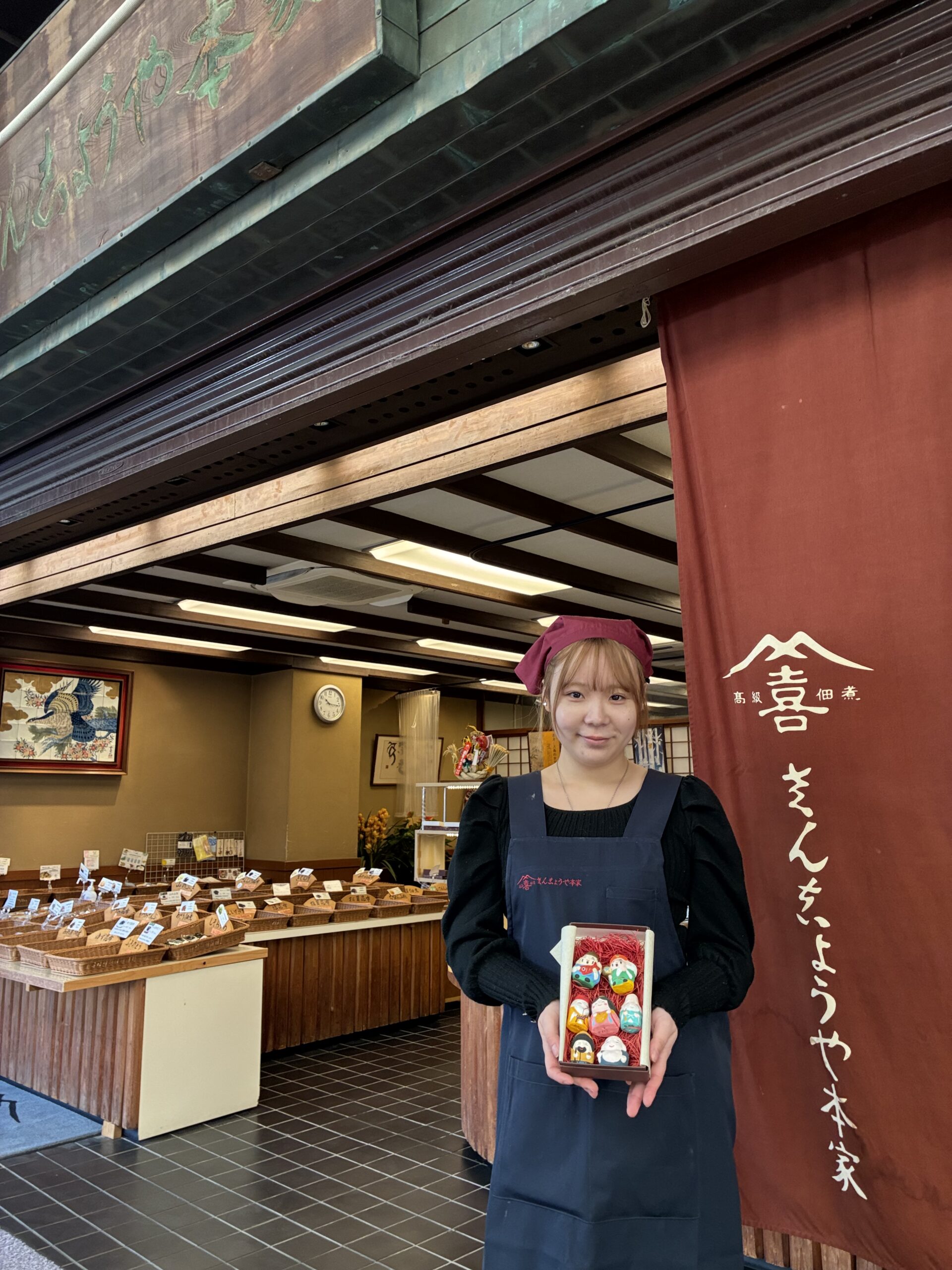 清荒神参道の「さん志ょうや本家」でかわいい縁起物をゲットしましょう。