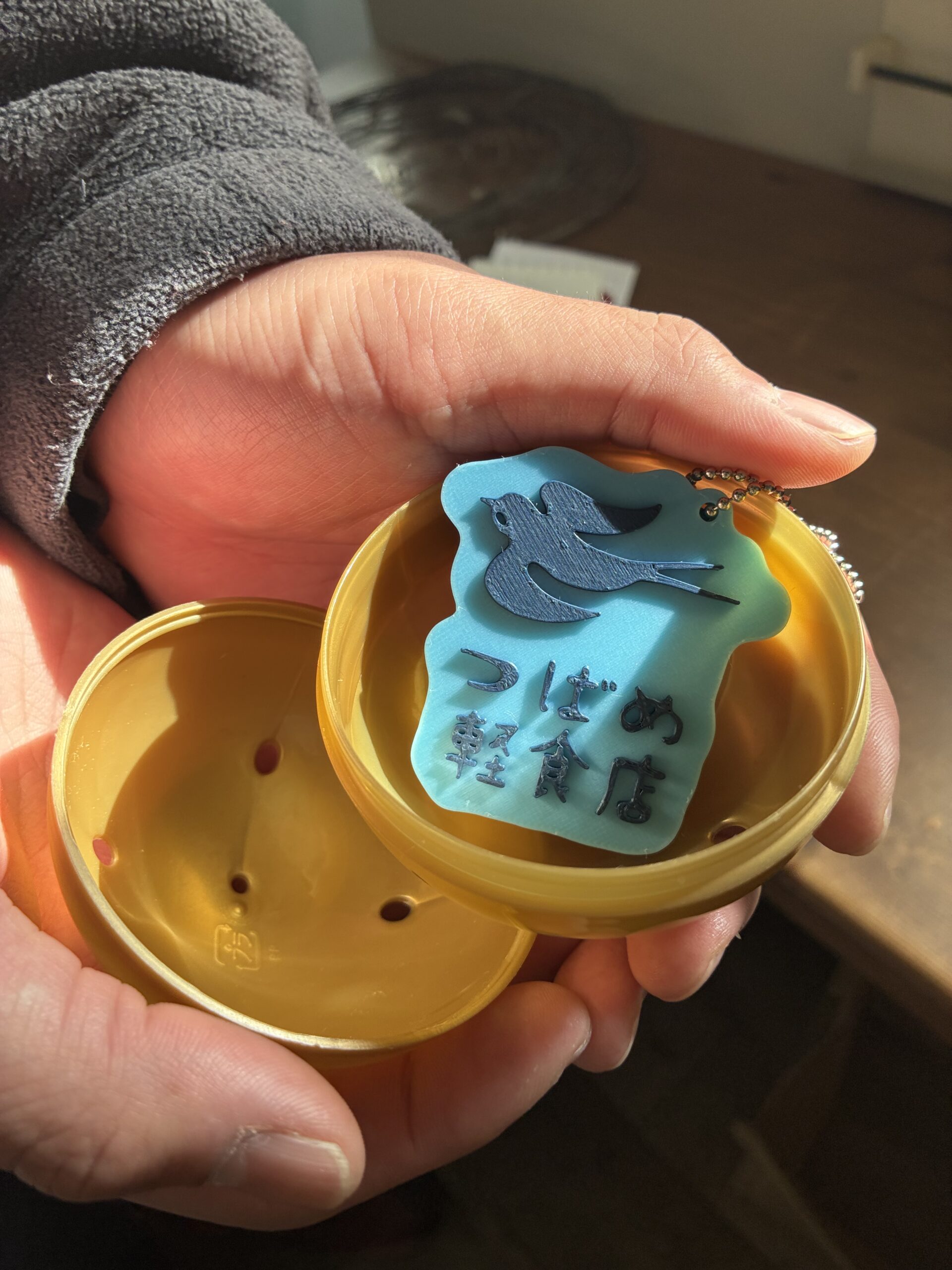 宝塚・山本エリアのガチャガチャ誕生！第一弾はキュートな看板キーホルダー。1月21日からつばめ軽食店に設置されます。