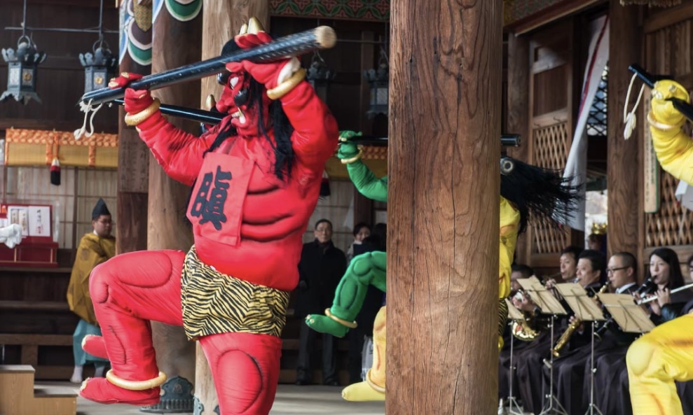 今年の福娘はタカラジェンヌ111期生8名。中山寺の星祭節分会では豆まきの間、本堂では星を祀り参拝者の平穏を願っています。