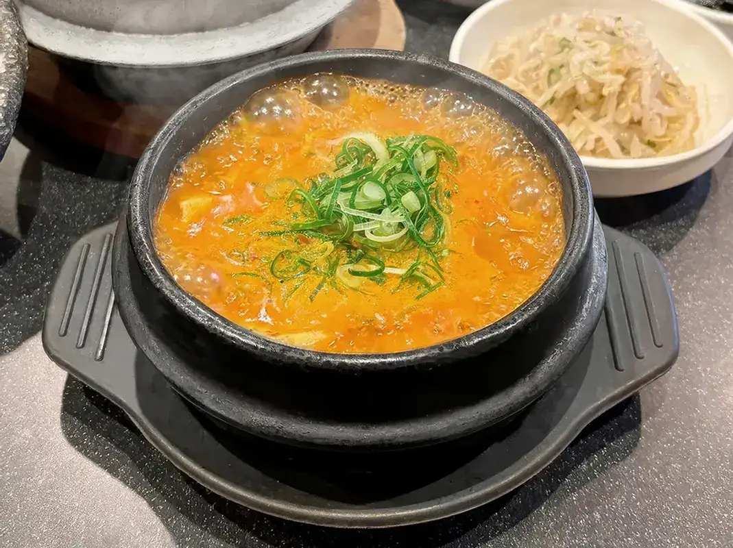 寒い季節に思い出す一杯。北摂で愛され続ける「スンドゥブ専門店 OKKII 箕面本店」