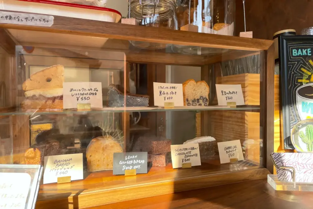 ショーケースに並ぶスイーツたち