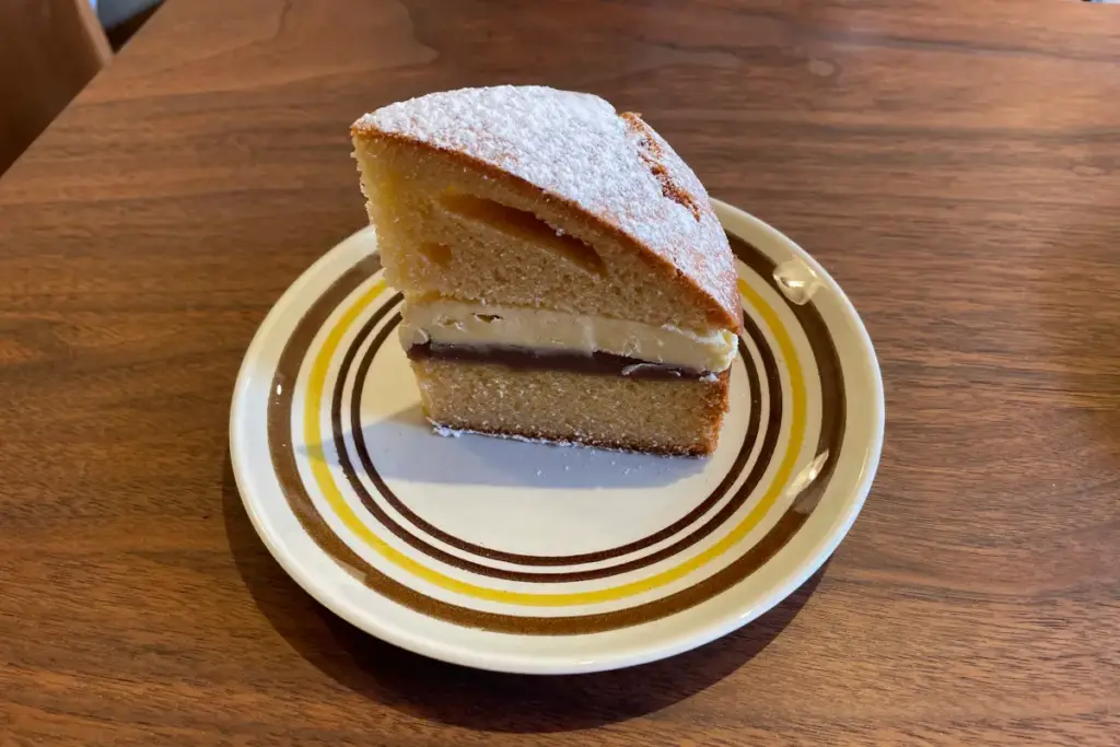 1月限定の「あんことクリームチーズのヴィクトリアケーキ」