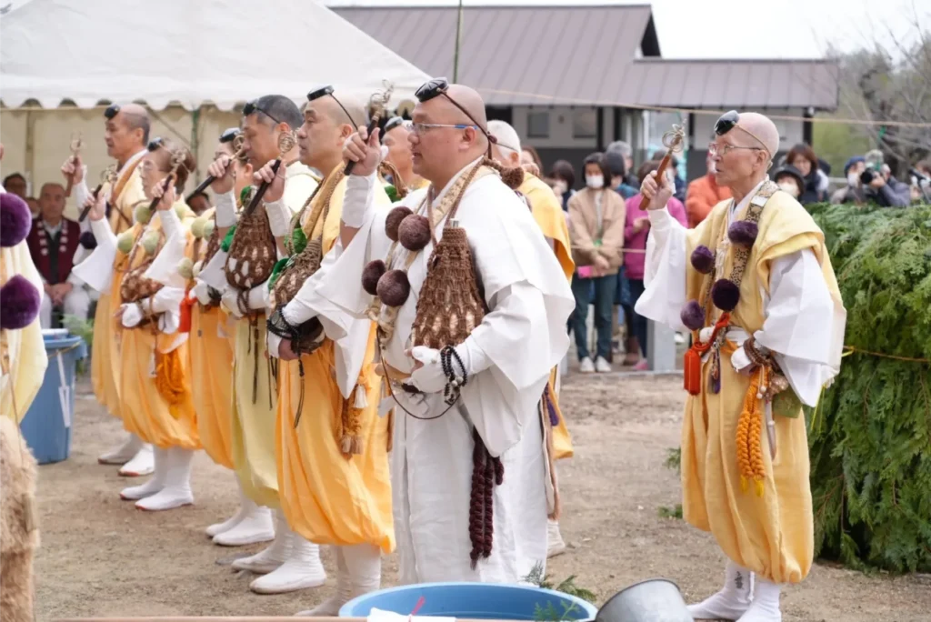 安岡寺、柴燈大護摩供、お坊さんたちが並んでいる