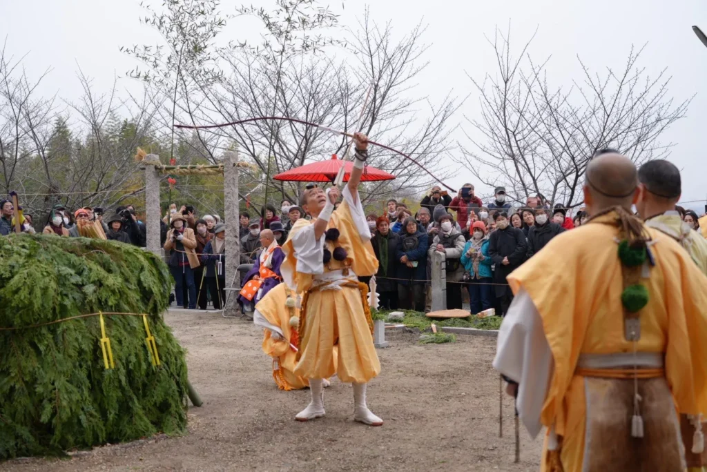 安岡寺、柴燈大護摩供、弓を引くお坊さん