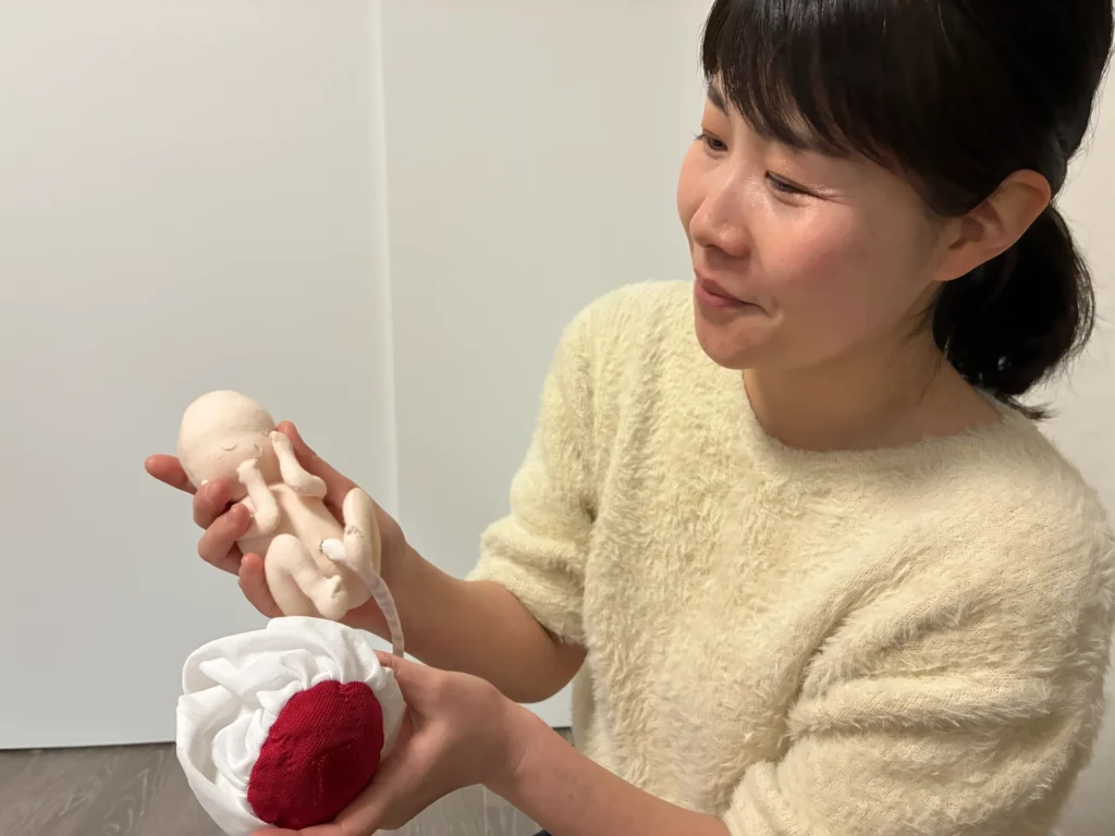 彩(あや)助産院、彩先生と5か月の胎児、布製