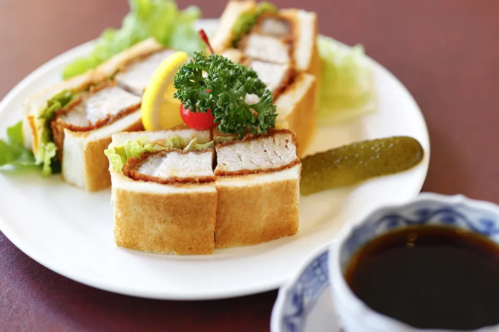 「カツサンド」テイクアウト1,178円・イートイン1,200円、「コーヒー」700円