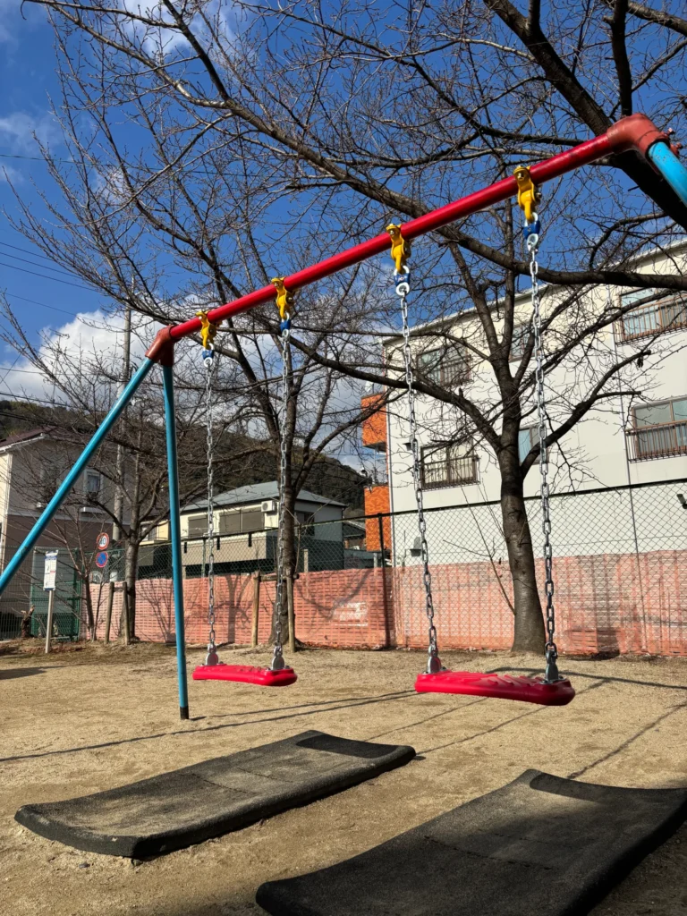 茶屋前公園_ブランコ①