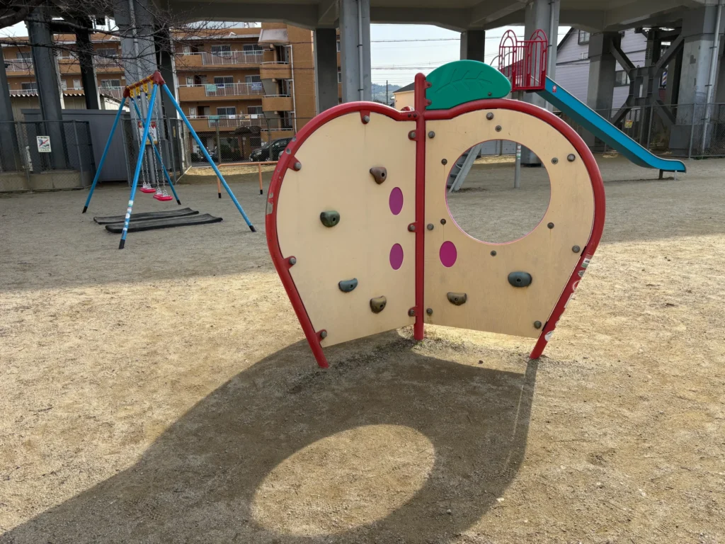 茶屋前公園_りんごの遊具