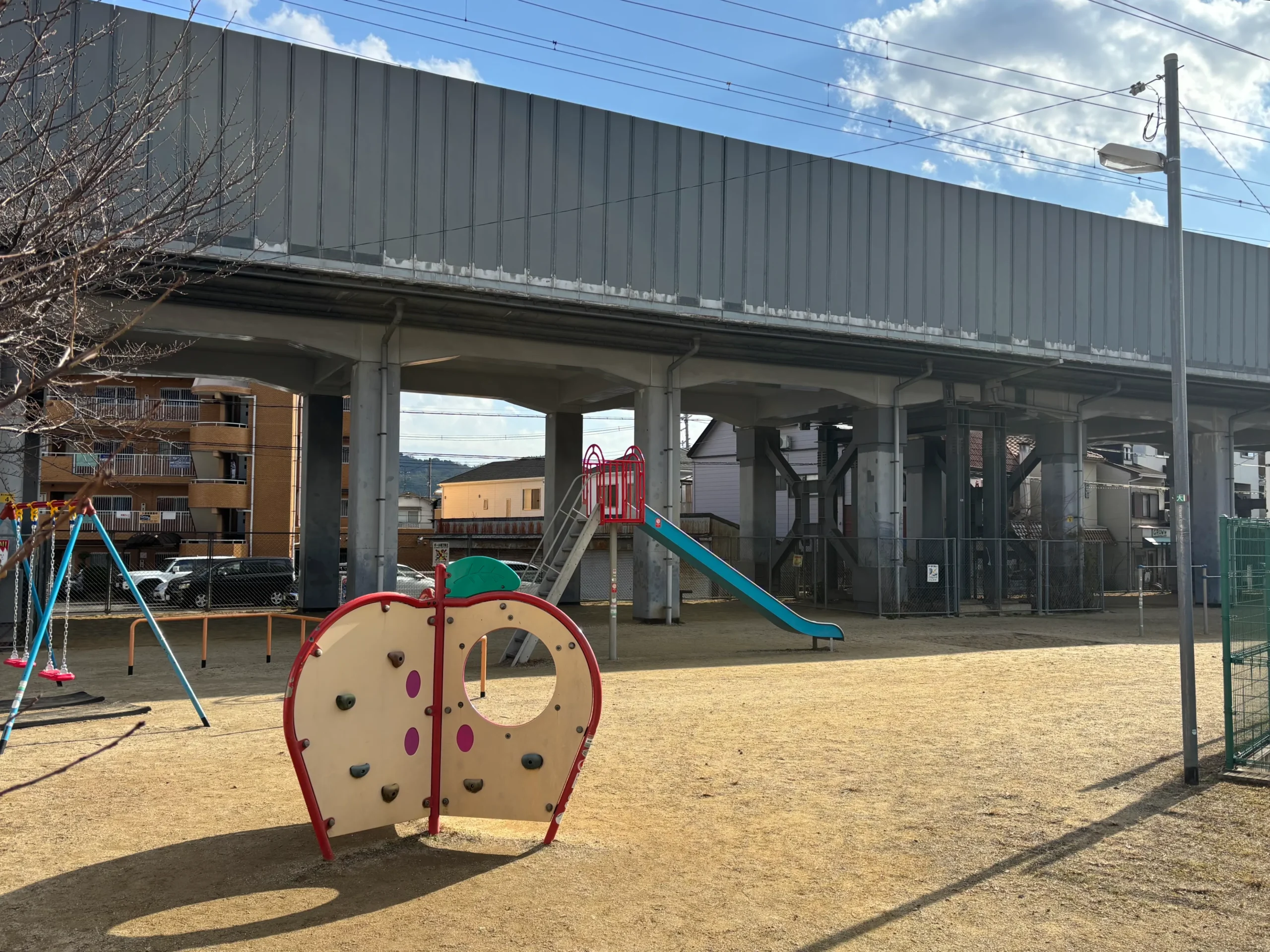 “りんご公園”でお馴染み、地域のみんなに愛されている茶屋前公園のブランコ整備が完了！！チェーンもシートもピカピカに！！