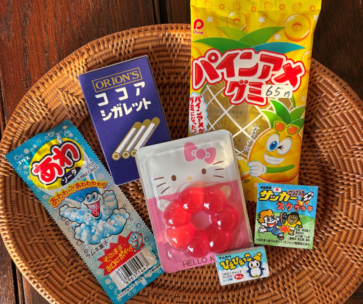 箕面 瀬川｜昔懐かしい系～イマドキまで★駄菓子屋さんを発見！｜キティちゃんのグミやクロミのぺろぺろチョコもあったよ