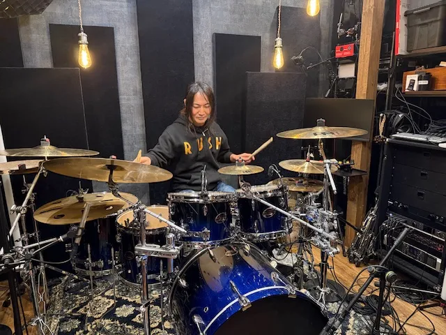 ドラムを演奏する内田さん