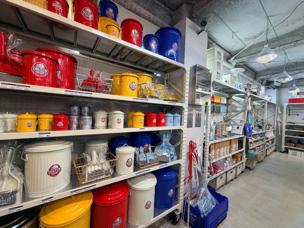 「DULTON DAY STUCK」の缶