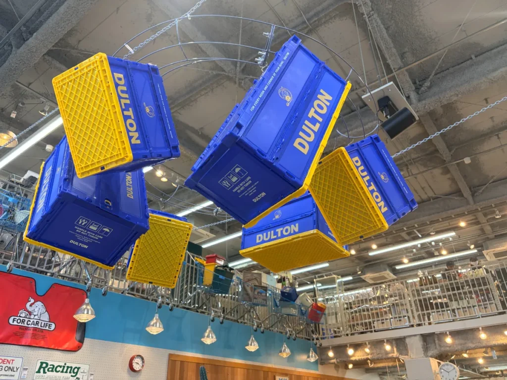 「DULTON DAY STUCK」の天井のディスプレイ